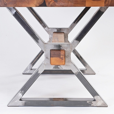 Ein Holztisch mit Metalgestell.