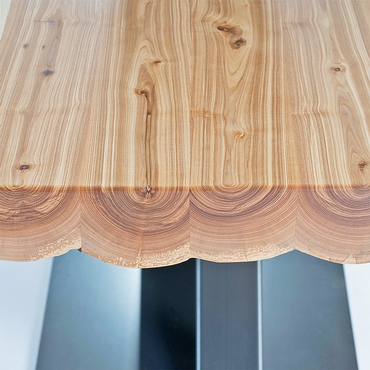 Ein Holztisch mit Metalgestell.