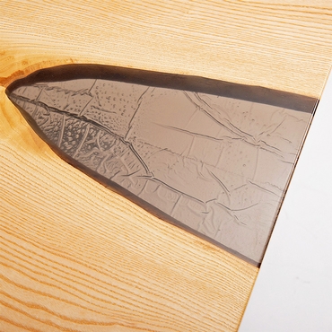 Ein Holztisch mit schwarzem Epoxidharz.