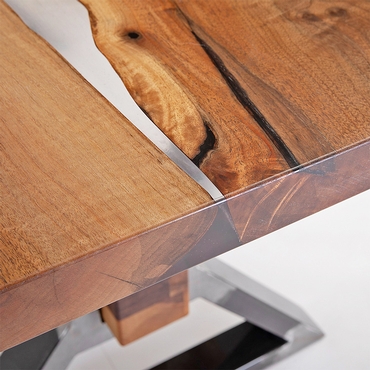 Ein Holztisch mit Epoxidharz und Metallgestell.