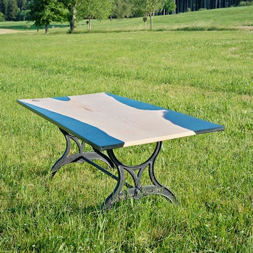 Ein Holztisch mit Metalgestell.