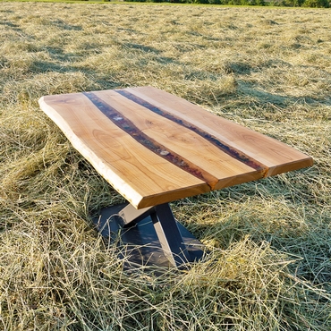 Ein Holztisch mit Metalgestell.