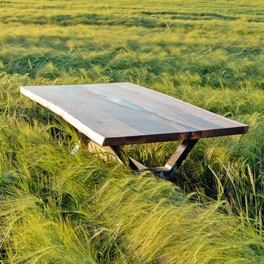 Ein Holztisch mit Metalgestell.